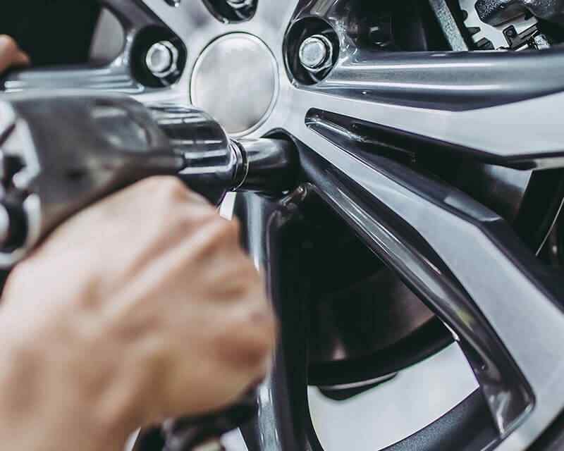 Pourquoi et quand passer aux pneus hiver à Lausanne ? Le guide de votre sécurité